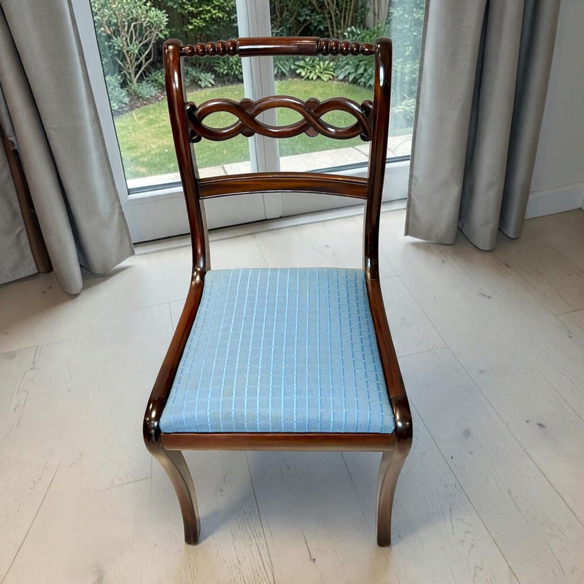 Lote de 5 sillas de comedor de caoba tapizadas en azul - Cositas Antiguas – La Guadaña, Anticuarios Online en Jerez , vender antigüedades, muebles antiguos