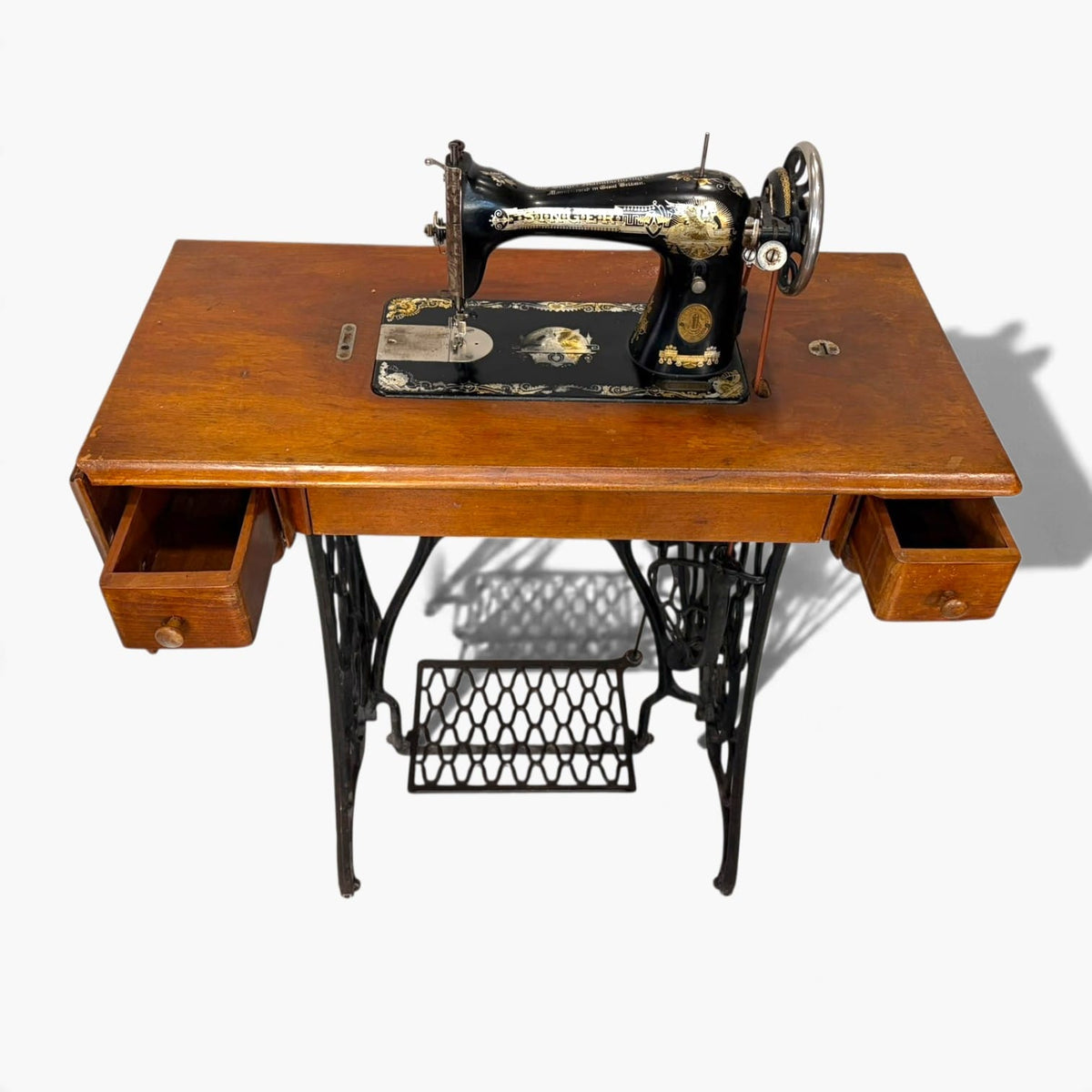 Máquina de coser Singer antigua con mesa de madera y pedal - Cositas Antiguas – La Guadaña, Anticuarios Online en Jerez , vender antigüedades, muebles antiguos
