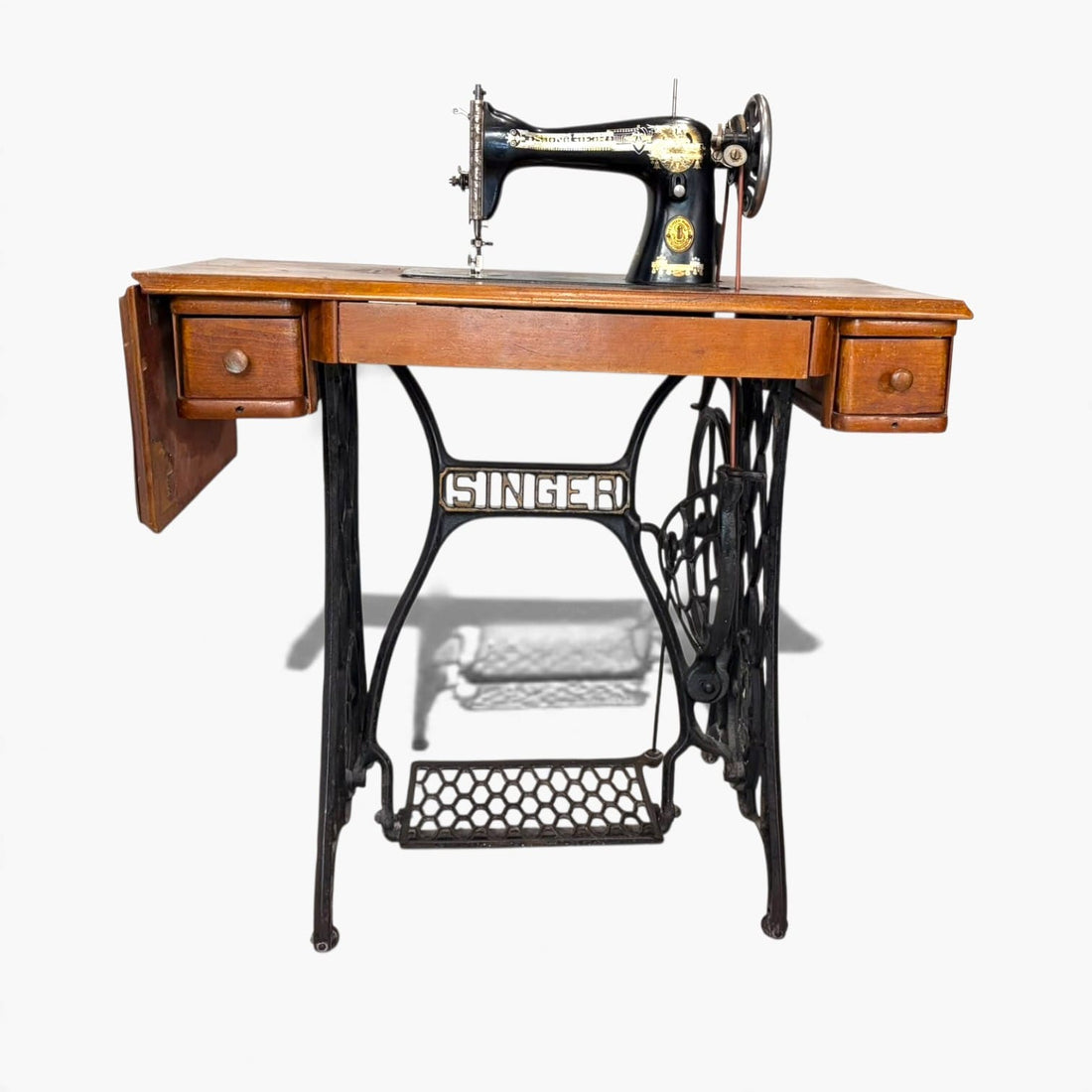 Máquina de coser Singer antigua con mesa de madera y pedal - Cositas Antiguas – La Guadaña, Anticuarios Online en Jerez , vender antigüedades, muebles antiguos