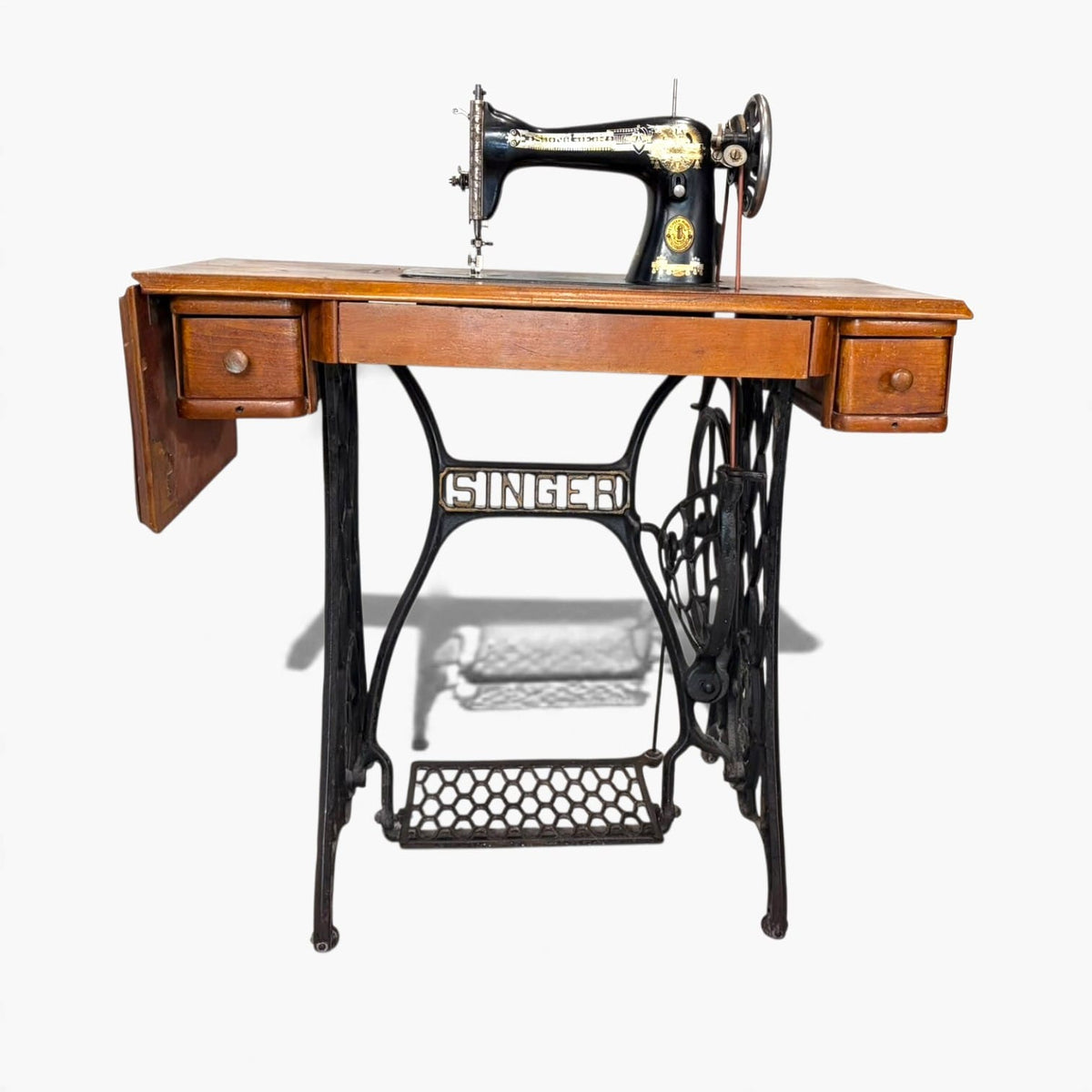 Máquina de coser Singer antigua con mesa de madera y pedal - Cositas Antiguas – La Guadaña, Anticuarios Online en Jerez , vender antigüedades, muebles antiguos
