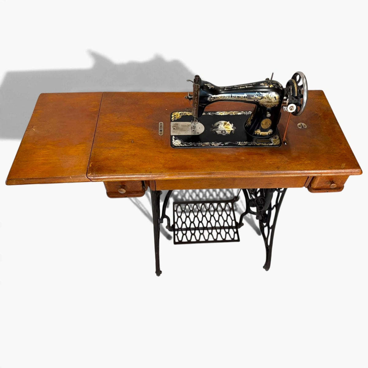 Máquina de coser Singer antigua con mesa de madera y pedal - Cositas Antiguas – La Guadaña, Anticuarios Online en Jerez , vender antigüedades, muebles antiguos
