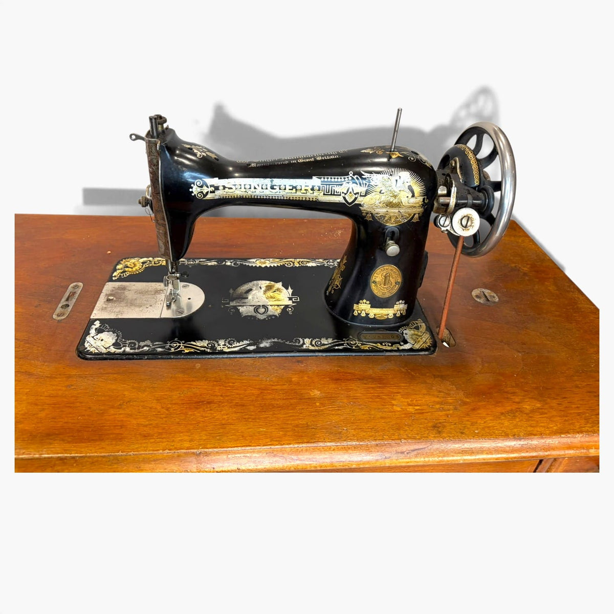 Máquina de coser Singer antigua con mesa de madera y pedal - Cositas Antiguas – La Guadaña, Anticuarios Online en Jerez , vender antigüedades, muebles antiguos