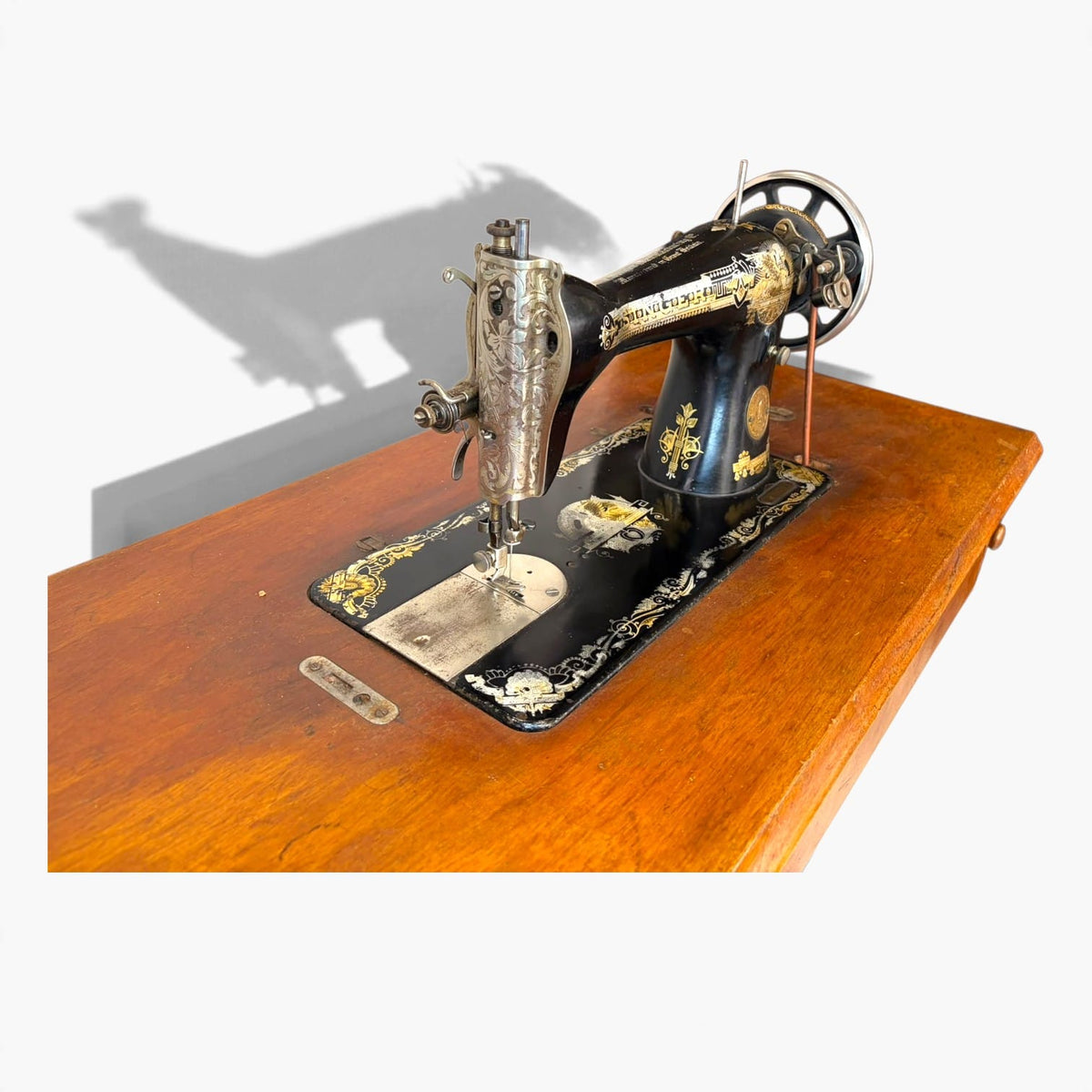 Máquina de coser Singer antigua con mesa de madera y pedal - Cositas Antiguas – La Guadaña, Anticuarios Online en Jerez , vender antigüedades, muebles antiguos