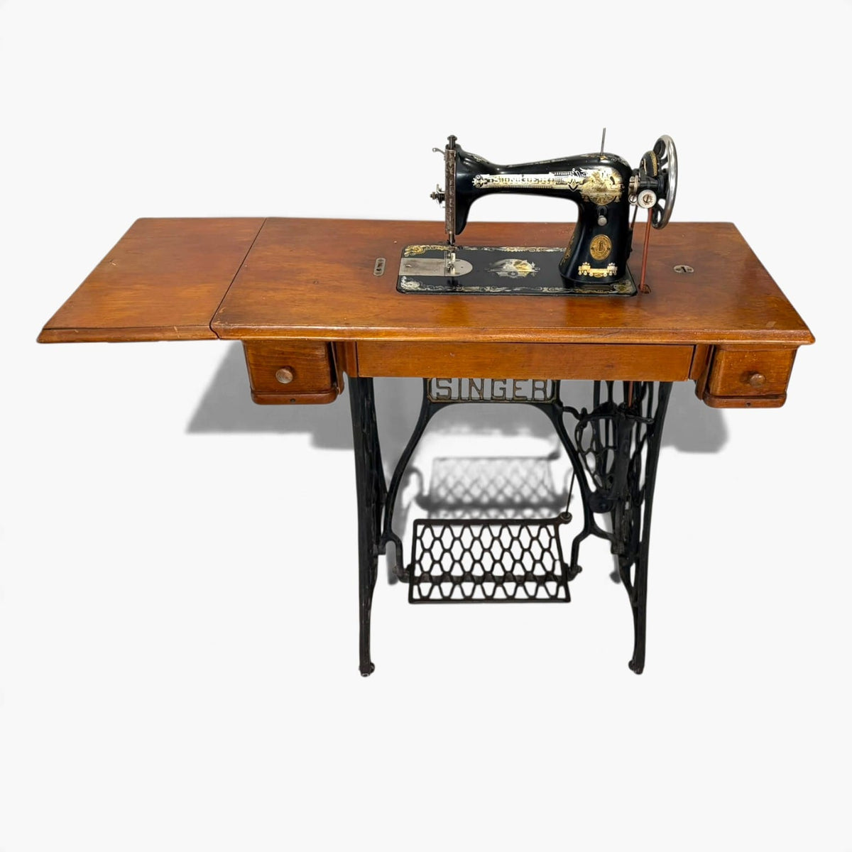 Máquina de coser Singer antigua con mesa de madera y pedal - Cositas Antiguas – La Guadaña, Anticuarios Online en Jerez , vender antigüedades, muebles antiguos