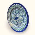  este plato conserva el aspecto manual de la pincelada y la combinación tradicional de azul y verde.


