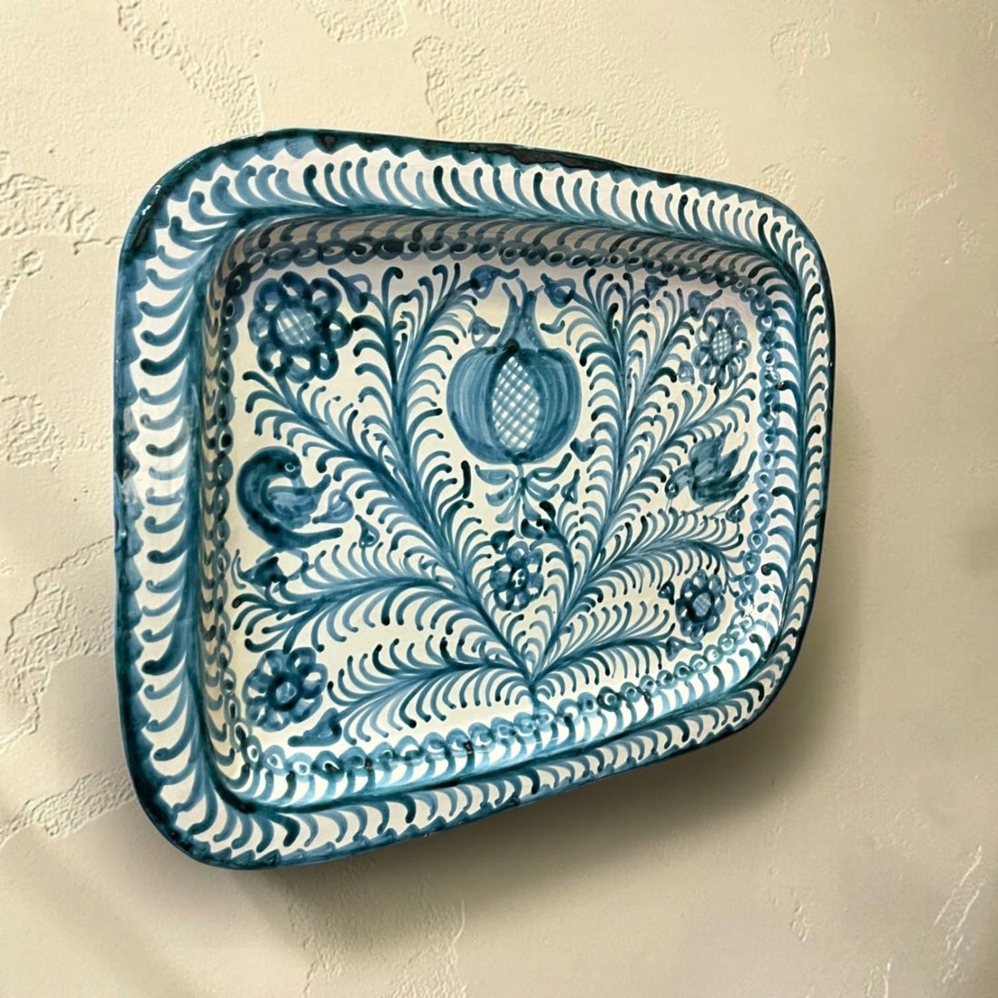 Esta bandeja está pensada principalmente como pieza decorativa de colgar. 