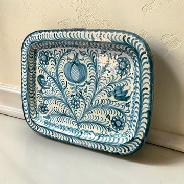 Esta bandeja está pensada principalmente como pieza decorativa de colgar. 