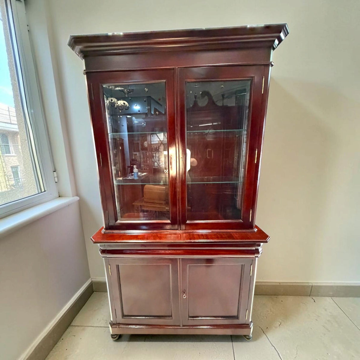 cm de fondo hacen que resulte más fácil de integrar que otros muebles de almacenaje de gran volumen.
