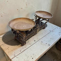 sendos platos metálicos. La estructura conserva oxidación, desgaste y 