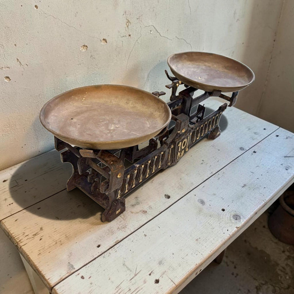 sendos platos metálicos. La estructura conserva oxidación, desgaste y 