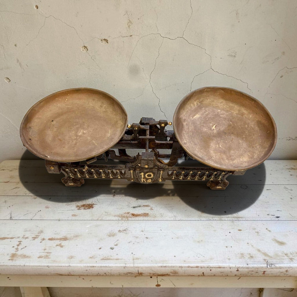 variaciones de tono visibles, mientras que algunos pequeños elementos decorativos aparecen resaltados en dorado.