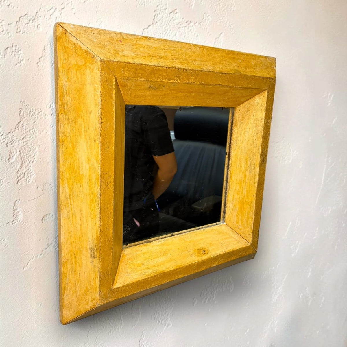 También puede combinarse con cerámica, cestas, hierro, madera envejecida o piezas artesanales para reforzar una decoración de carácter rústico o colonial.