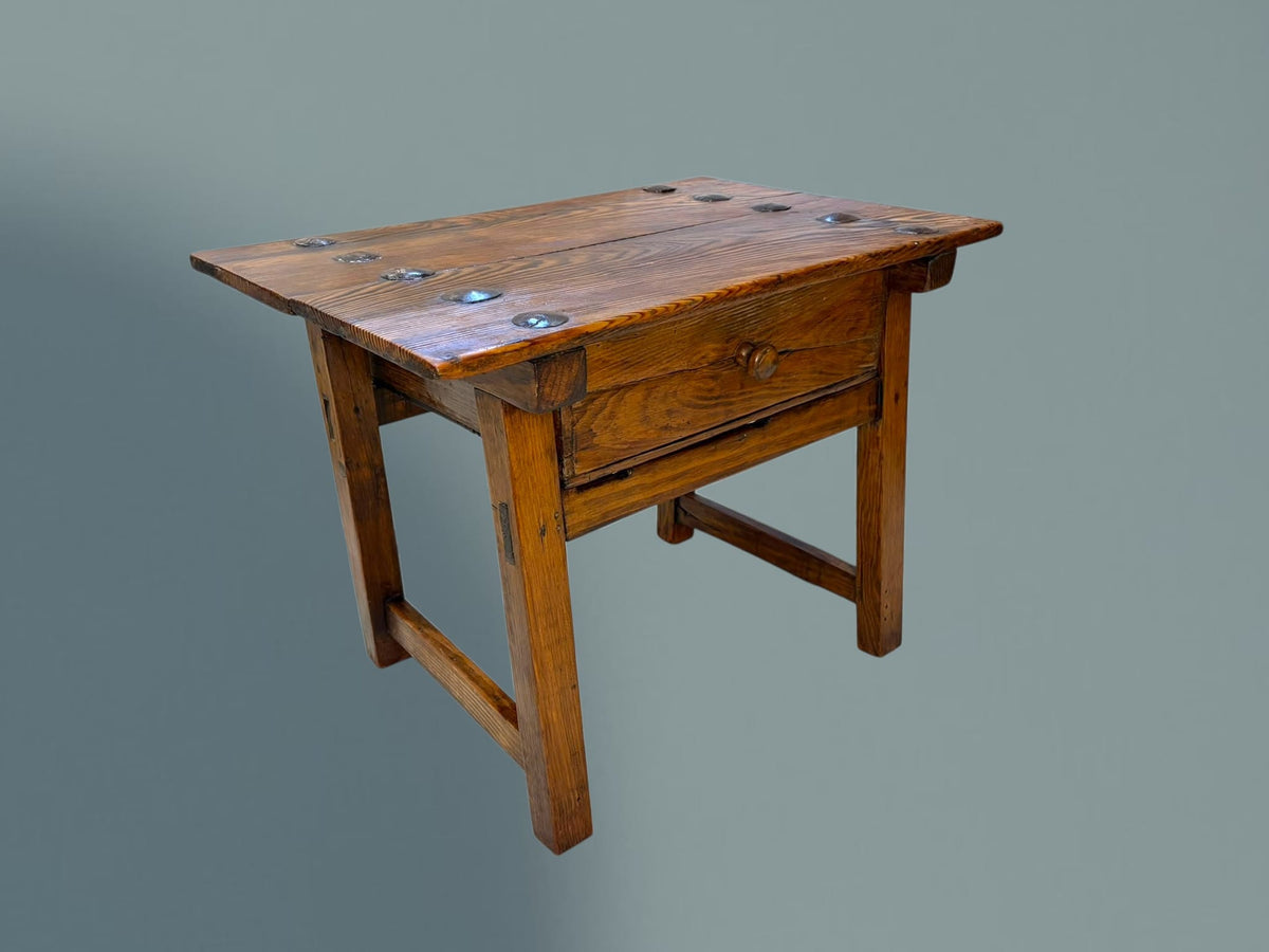 Con 52,5 cm de altura, funciona bien junto a un sofá o sillón. 