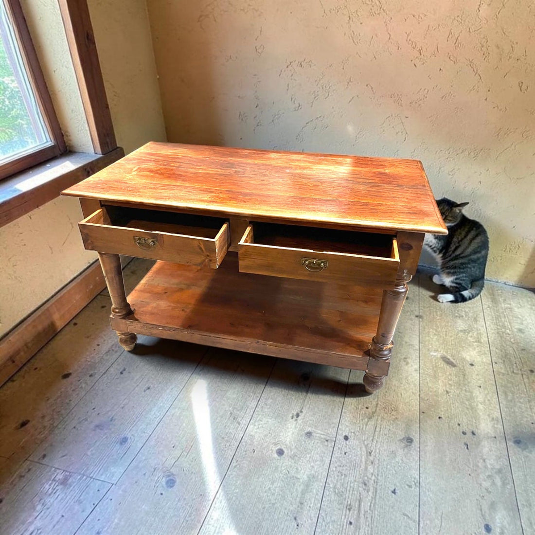 la balda inferior permiten utilizarla como un mueble cotidiano.