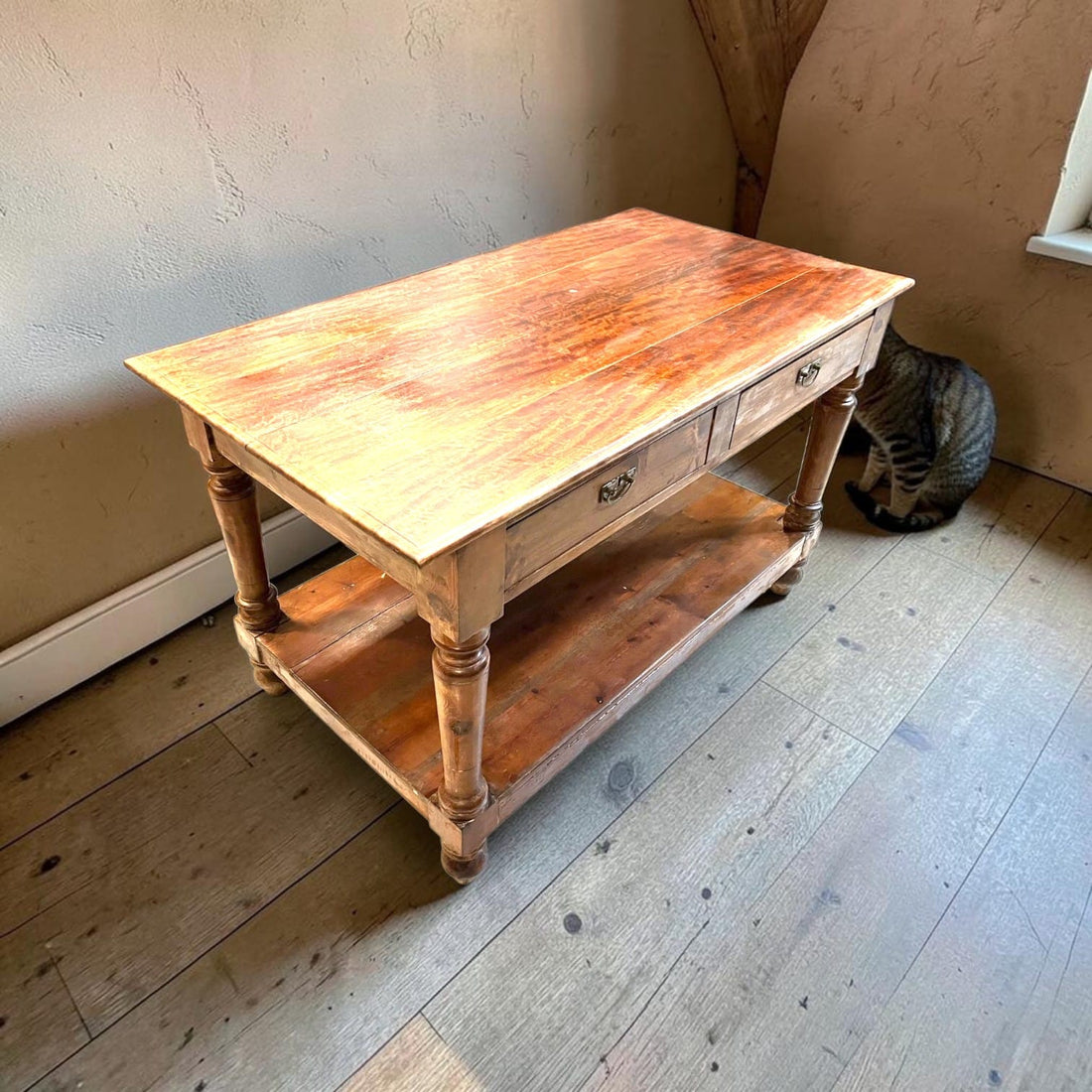 la balda inferior permiten utilizarla como un mueble cotidiano.