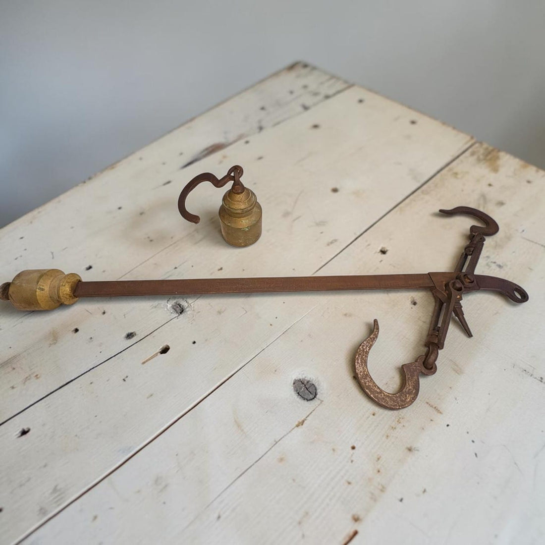 Romana antigua de forja con estuche de madera | 90 cm