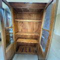 La parte superior de las puertas incorpora amplios paños de cristal que permiten contemplar el interior manteniendo las 
