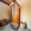  destaca por su considerable altura, sus dos puertas frontales y, especialmente, 