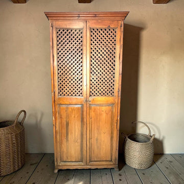 Esta alacena rústica antigua de madera, también adecuada como armario despensero,