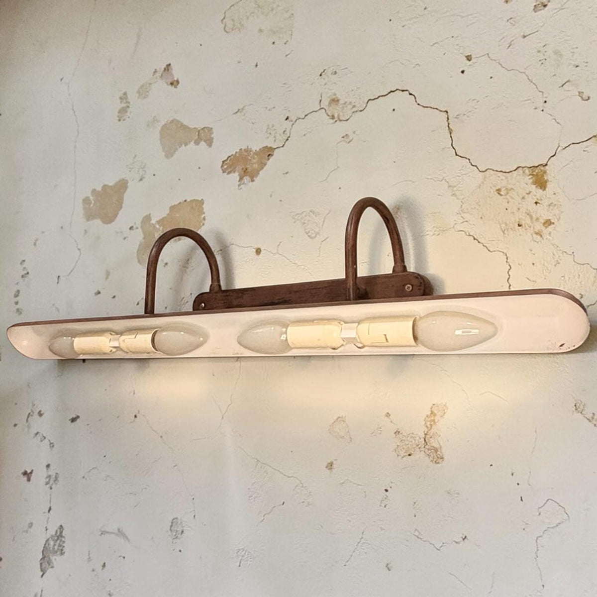 pared, mientras que su perfil metálico mantiene una estética sencilla y fácil de combinar.