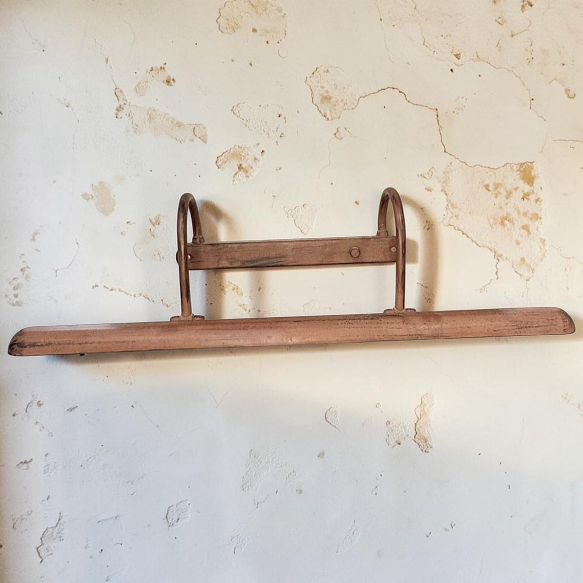 mobiliario antiguo, decoración rústica o interiores de carácter más industrial.

Es una pieza 
