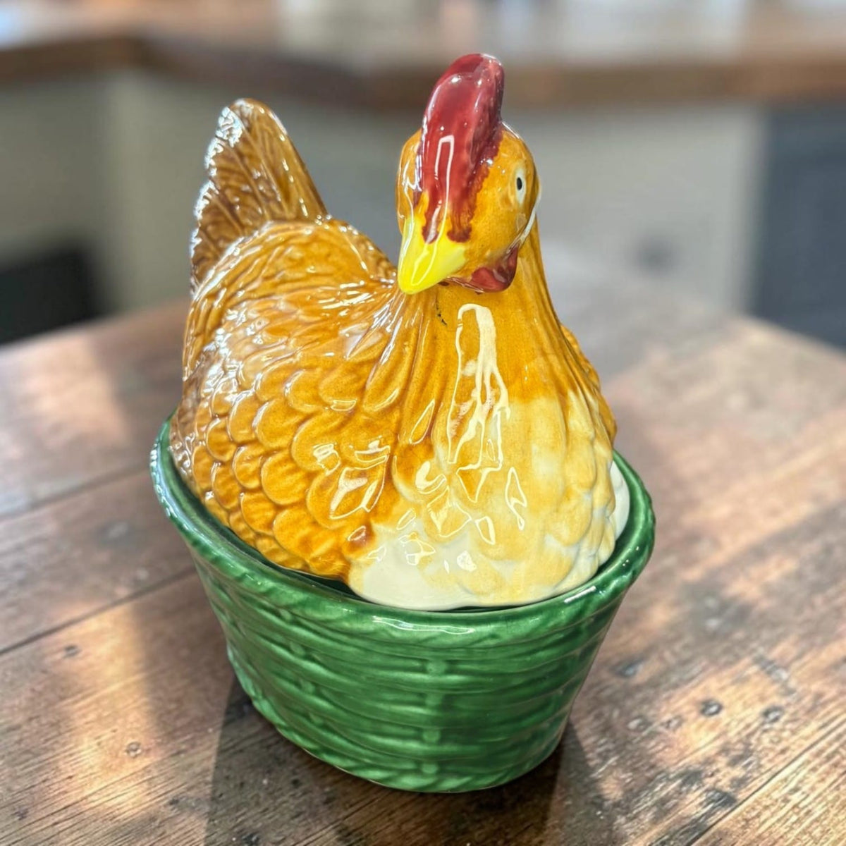 La imagen de la gallina empollando sobre el nido está directamente relacionada con el uso de la pieza.


