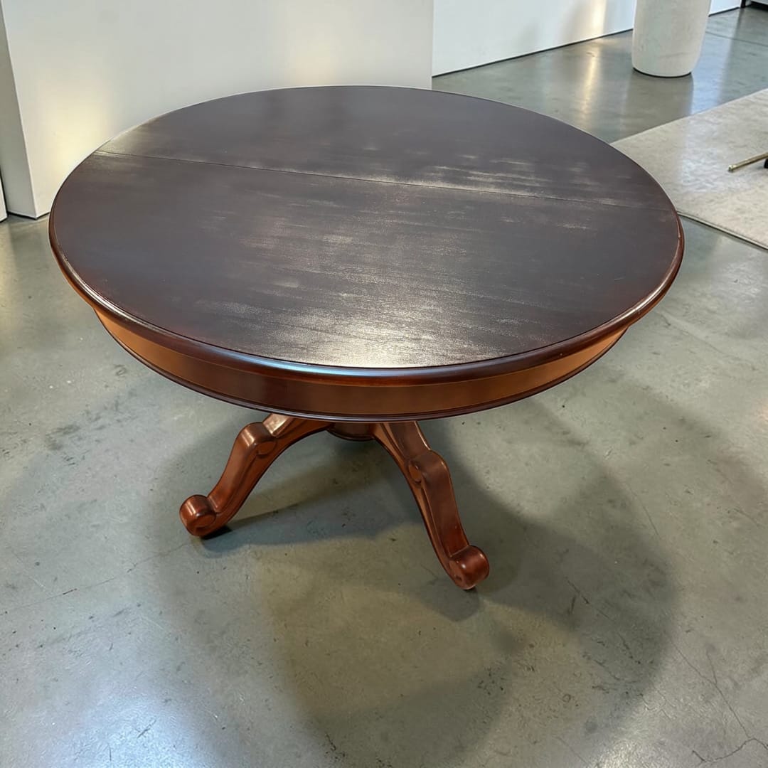 Abierta, gana superficie y capacidad, convirtiéndose en una solución muy práctica para reuniones, celebraciones y comidas con más comensales. 