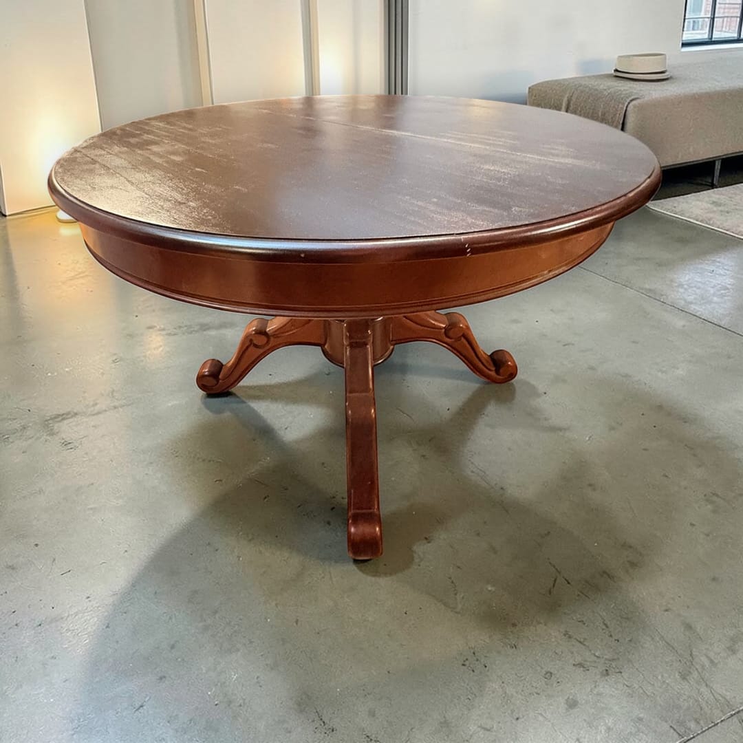 Este detalle no solo refuerza su estabilidad, sino que le da una identidad visual muy superior a la de una mesa convencional.