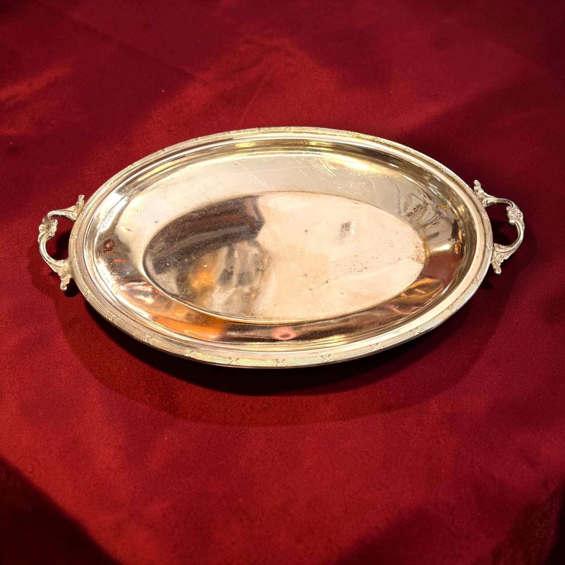 Hoy, esta Bandeja de metal plateado con tapa también funciona como pieza decorativa de gran impacto. Puede colocarse en un comedor, una consola