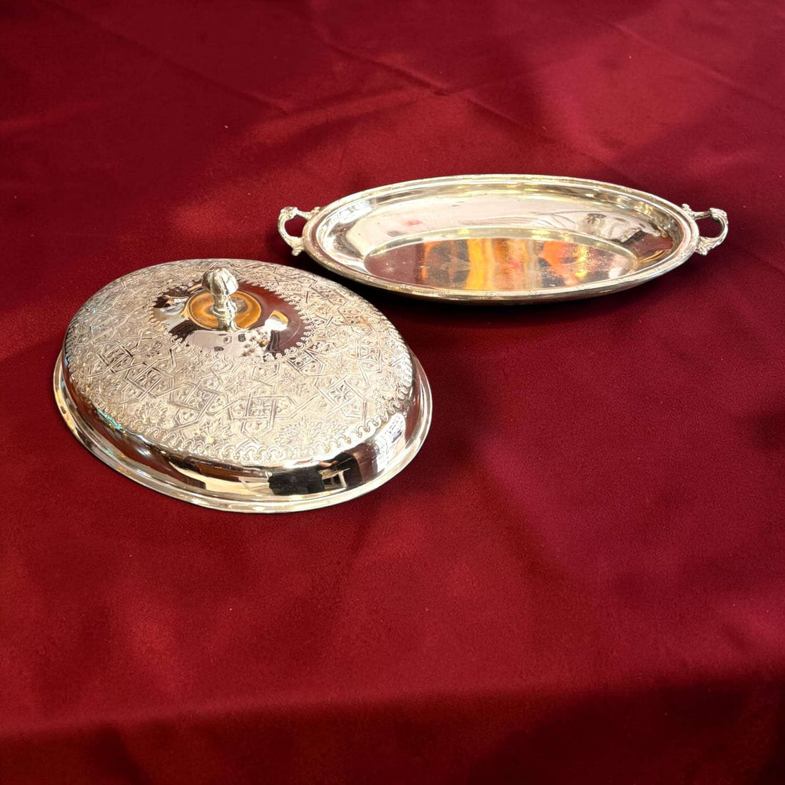 La función de esta pieza es servir la comida con mayor cuidado, higiene y presencia, algo que históricamente ha estado muy ligado al buen servicio de mesa y a la presentación refinada. 