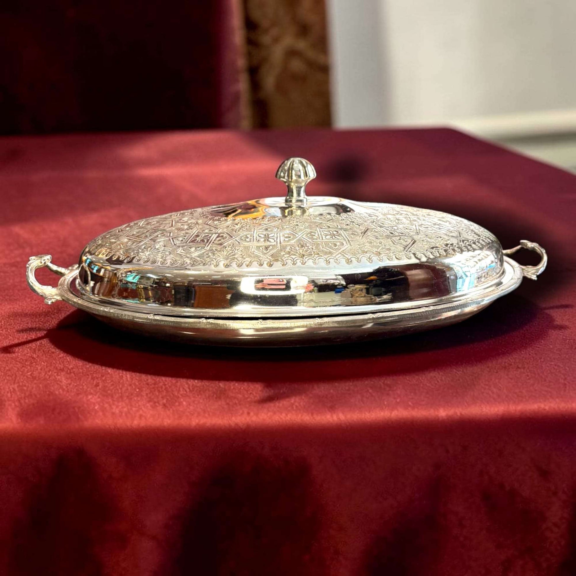 Hoy, esta Bandeja de metal plateado con tapa también funciona como pieza decorativa de gran impacto. Puede colocarse en un comedor, una consola