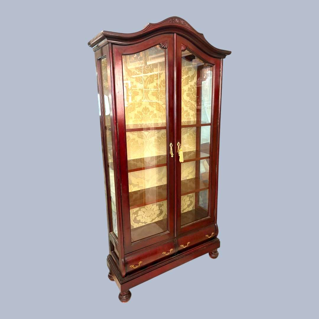 La Vitrina de madera con cristal es una pieza pensada originalmente para guardar y exhibir objetos valiosos, manteniéndolos visibles y al mismo tiempo protegidos del polvo y del uso cotidiano. 