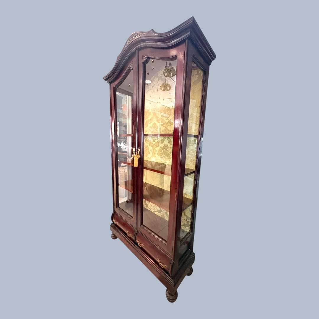 La Vitrina de madera con cristal es una pieza pensada originalmente para guardar y exhibir objetos valiosos, manteniéndolos visibles y al mismo tiempo protegidos del polvo y del uso cotidiano. 