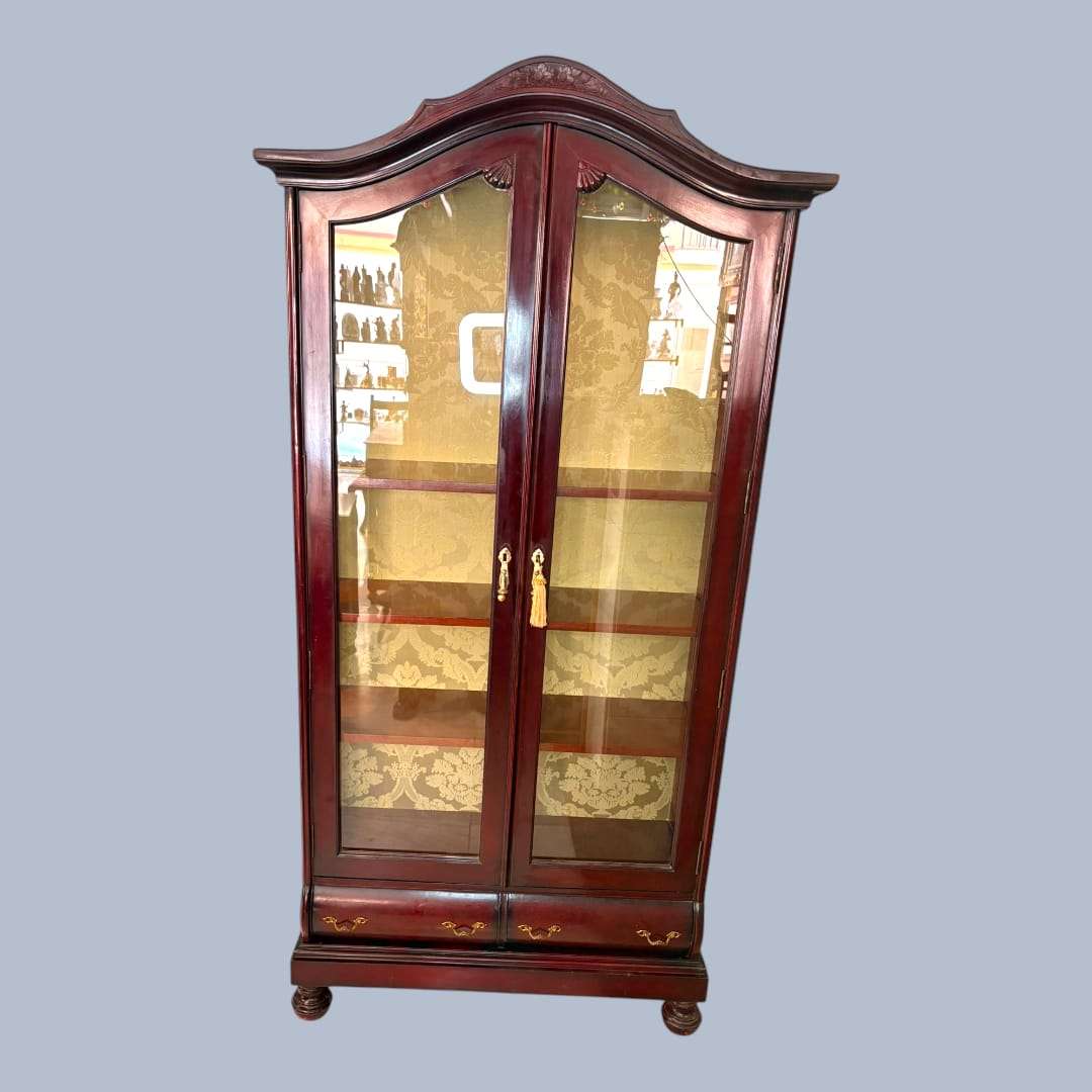 La Vitrina de madera con cristal resulta ideal para porcelana, cristalería, libros escogidos o piezas de colección, elevando el valor decorativo del espacio con una presencia sobria, clásica y muy elegante. 