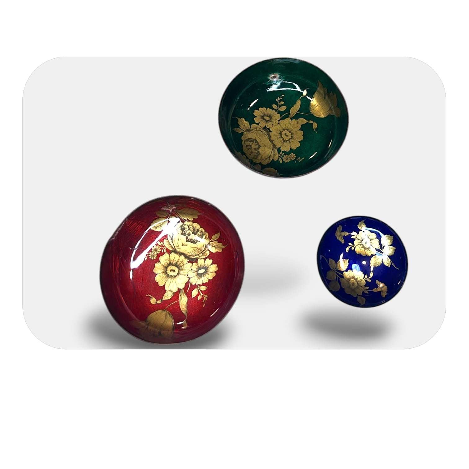 Cuencos y plato esmaltados antiguos es un conjunto pequeño de gran impacto visual, ideal para quienes buscan una pieza distinta para decorar una vitrina, una consola, una mesa auxiliar o un rincón especial del hogar. .