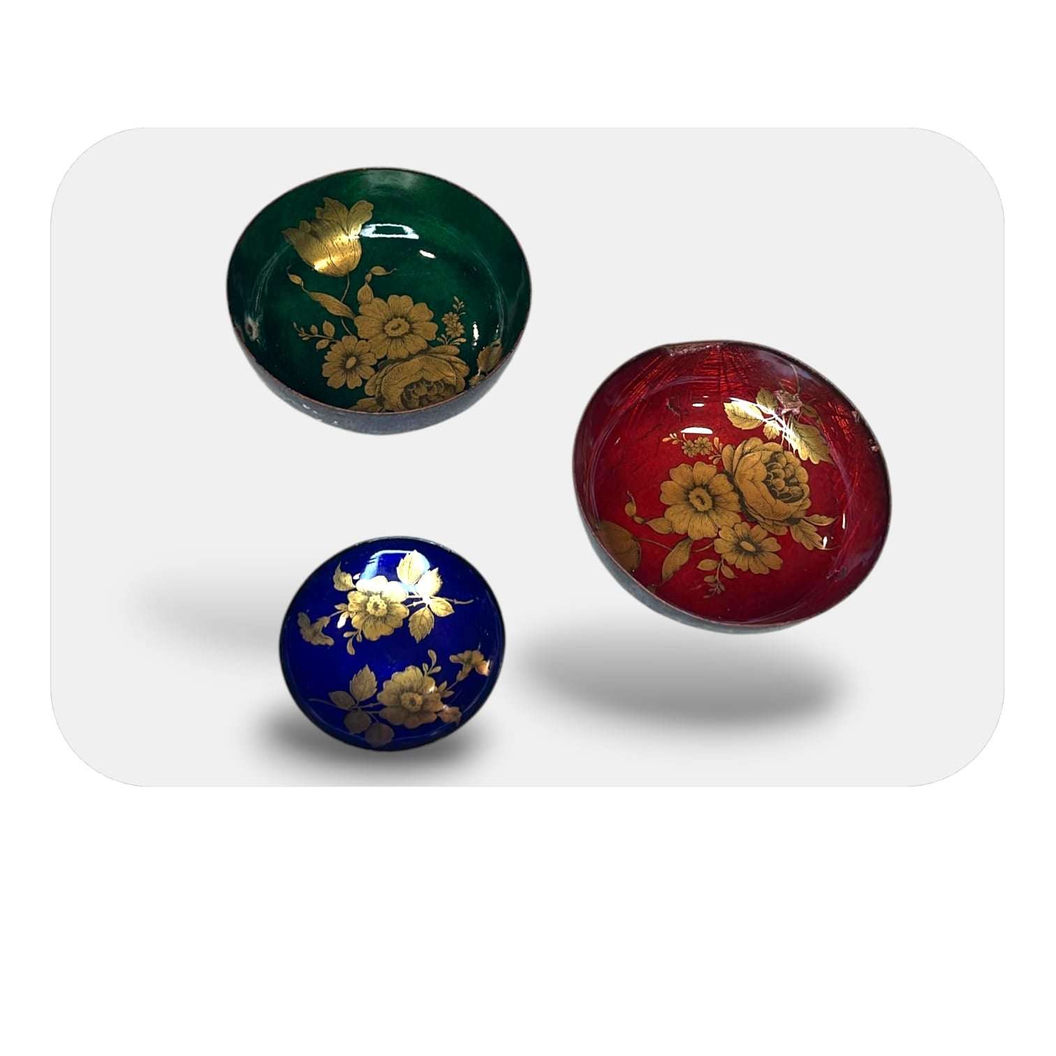 Cuencos y plato esmaltados antiguos reúne color, brillo y delicadeza ornamental en un formato fácil de integrar y difícil de encontrar con esta combinación visual. 