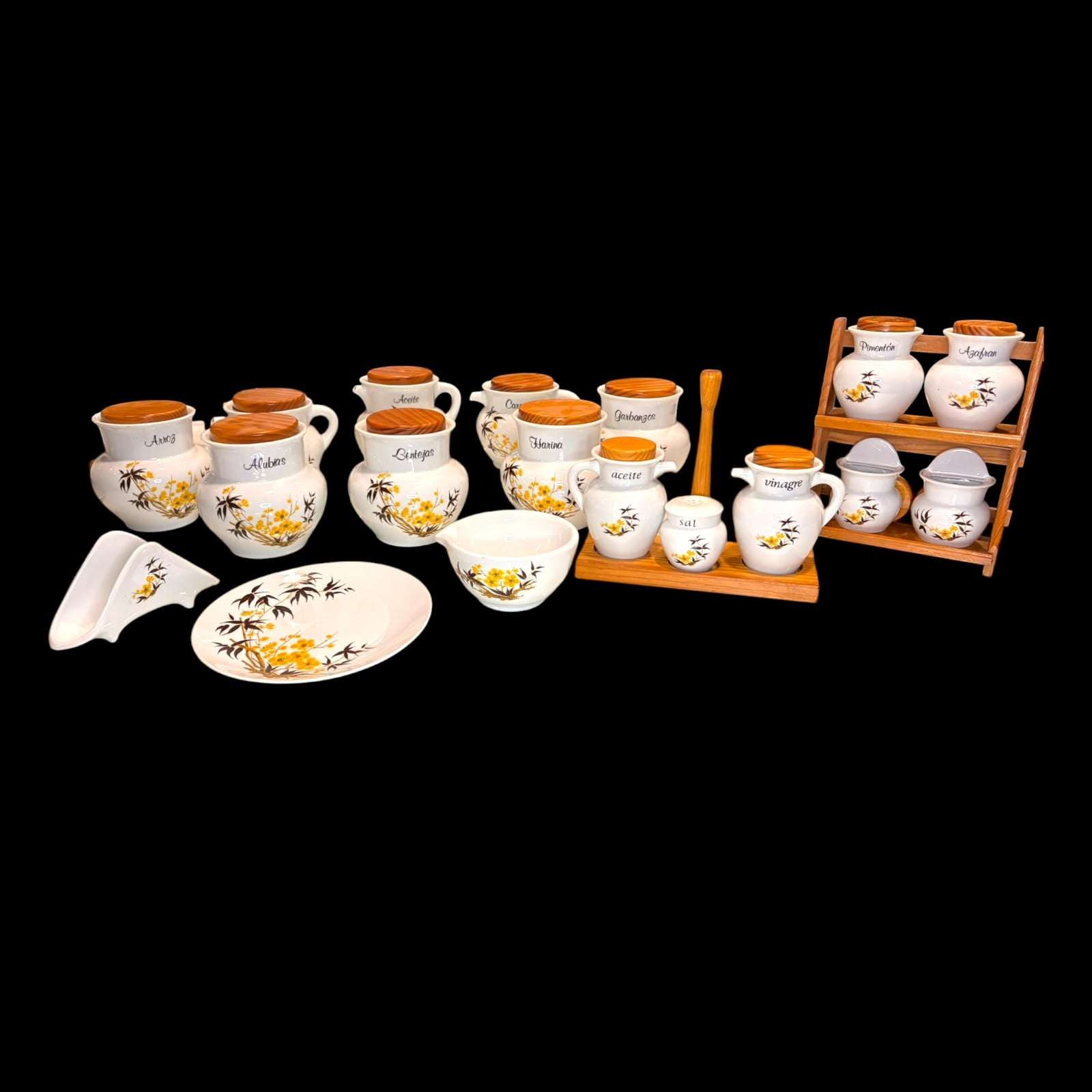 La combinación entre porcelana blanca brillante, decoración floral amarilla y madera cálida crea una estética muy cuidada, acogedora y auténtica, perfecta para cocin