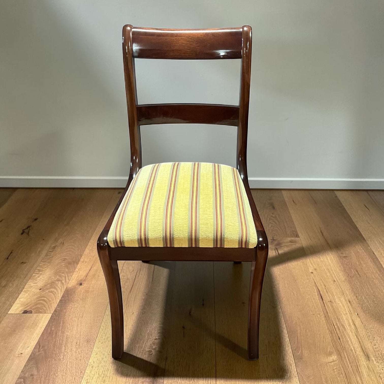La combinación de madera noble y tapizado decorativo convierte este conjunto en una opción ideal para crear ambientes cálidos y refinados.