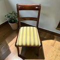 La combinación de madera noble y tapizado decorativo convierte este conjunto en una opción ideal para crear ambientes cálidos y refinados.