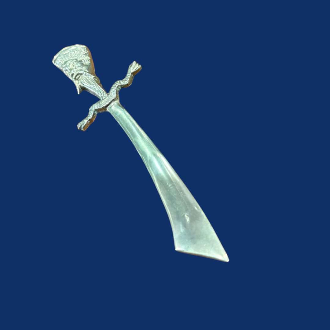 Abrecartas oriental en forma de sable metálico único con empuñadura decorativa y hoja curva. Ideal para decoración de escritorio elegante.