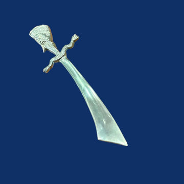 Abrecartas oriental en forma de sable metálico único con empuñadura decorativa y hoja curva. Ideal para decoración de escritorio elegante.