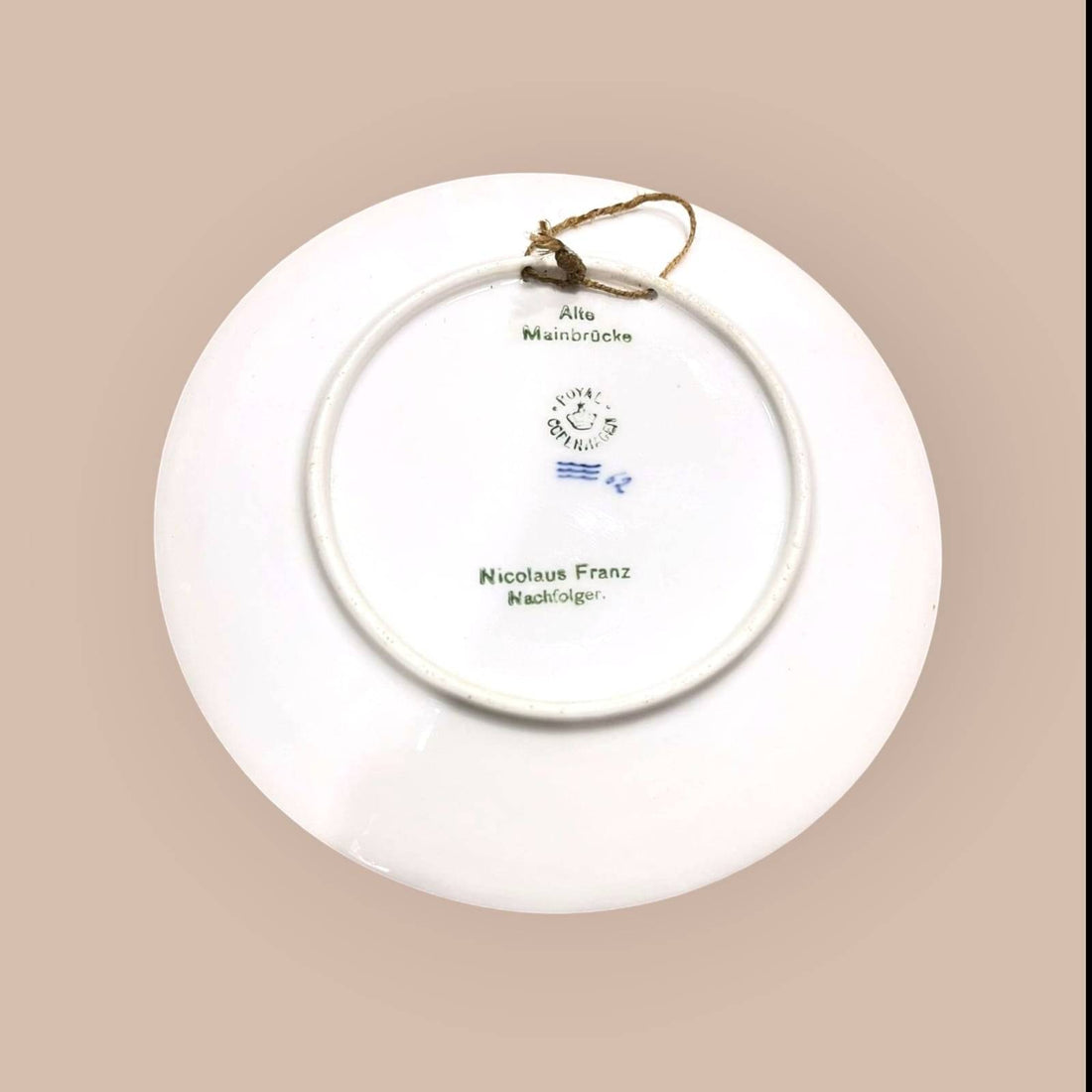 Plato Decorativo Royal Copenhagen - Alte Mainbrücke en porcelana azul y blanca con diseño del Puente Viejo del Meno reflejado en el agua. Ideal para decoración clásica o coleccionistas de piezas danesas.