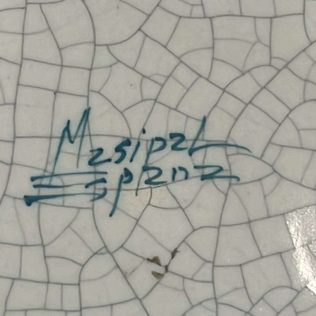 Firma original de Masipal en la base del plato de cerámica.