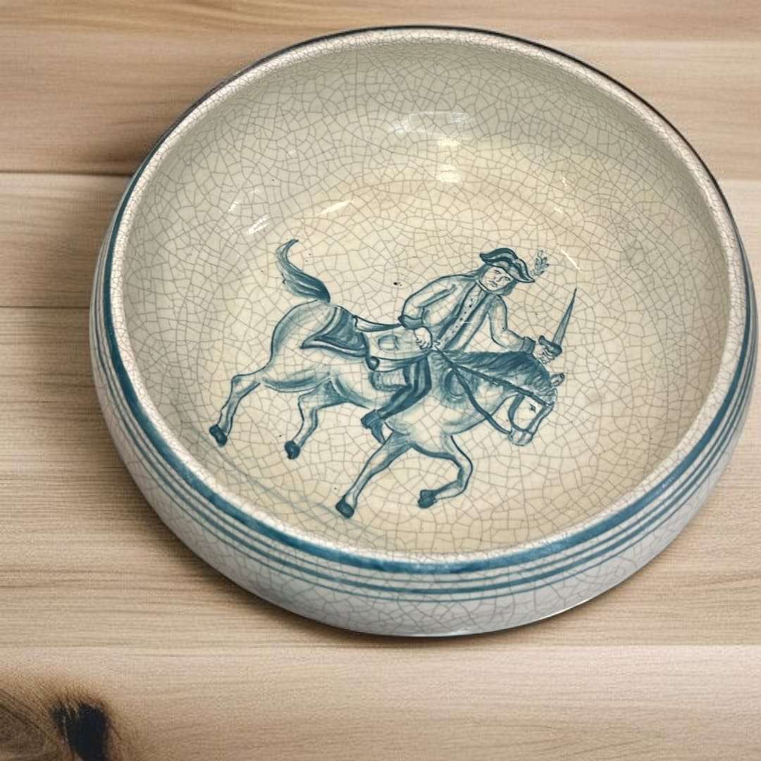 Plato de cerámica esmaltada Masipal con craquelado visible y motivo ecuestre.