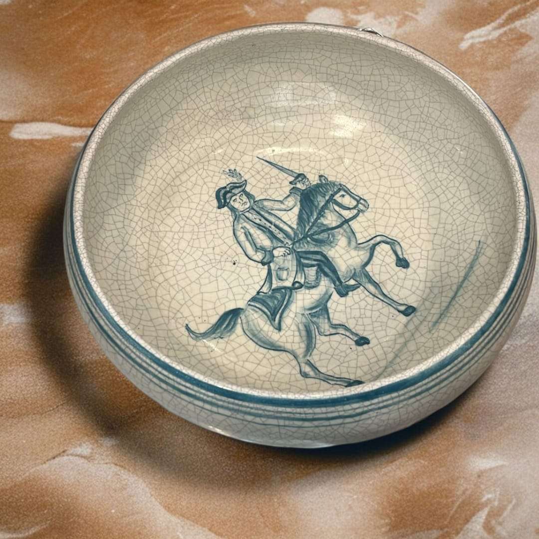 Plato de cerámica esmaltada Masipal con craquelado visible y motivo ecuestre.