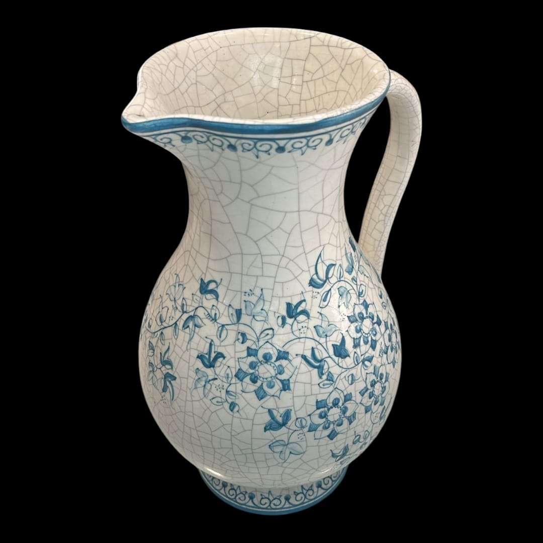 Jarra de aguamanil de cerámica esmaltada Masipal con flores azules pintadas a mano.