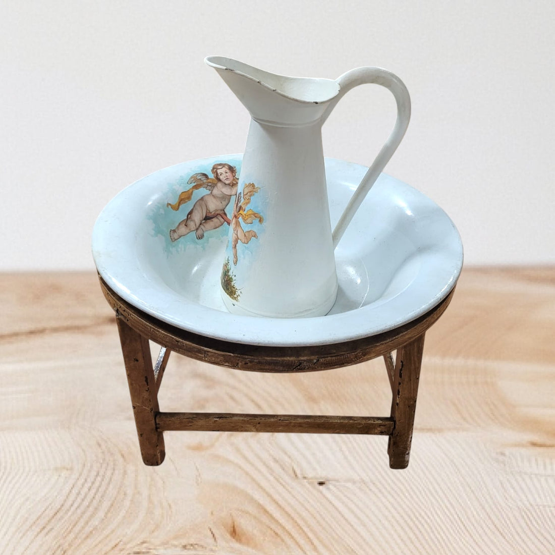 Aguamanil-Palaganero de la Cartuja con jarra decorada con ángeles y pie de madera, ideal para decoración vintage y coleccionistas.