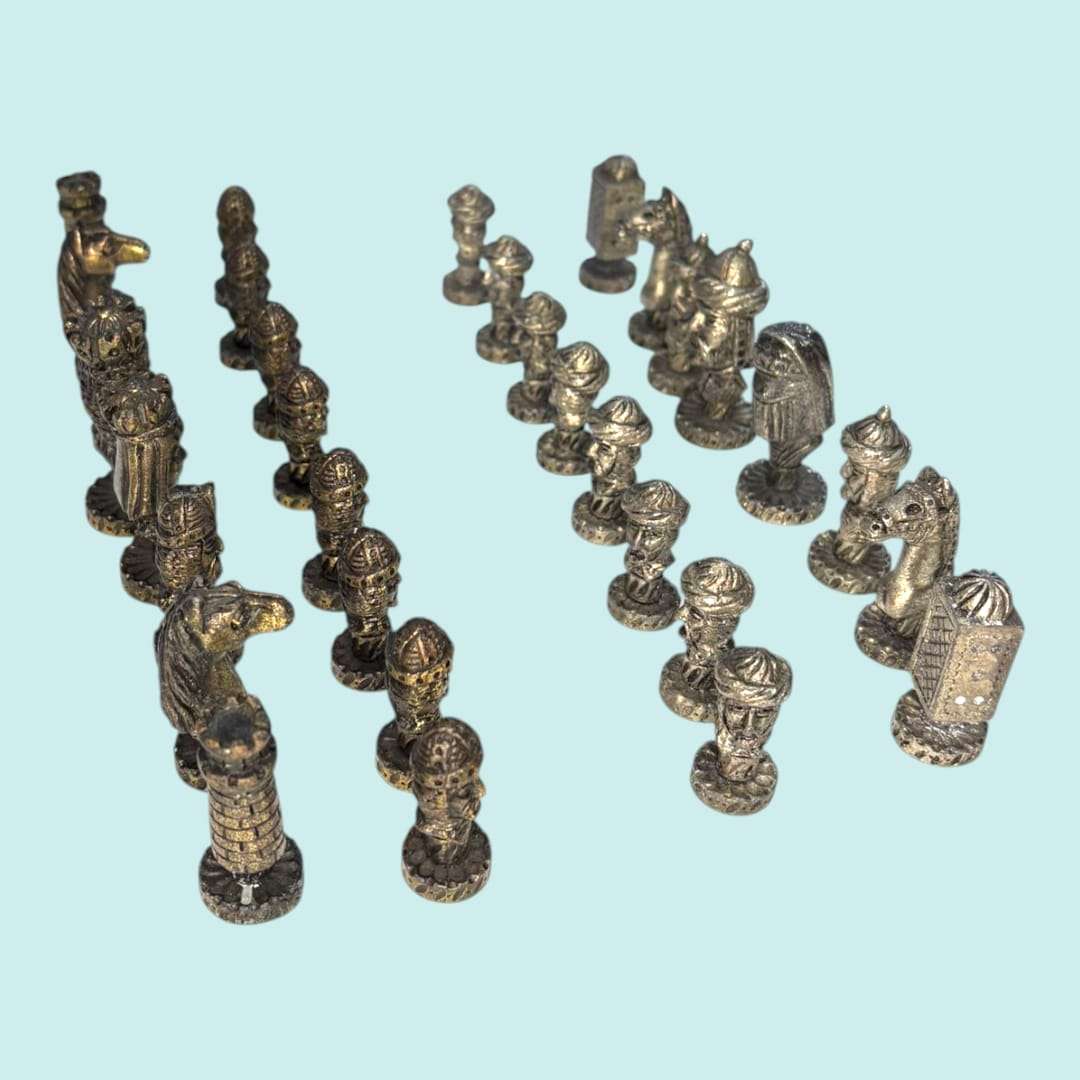 Piezas del Juego de Ajedrez de bronce alineadas por bando.