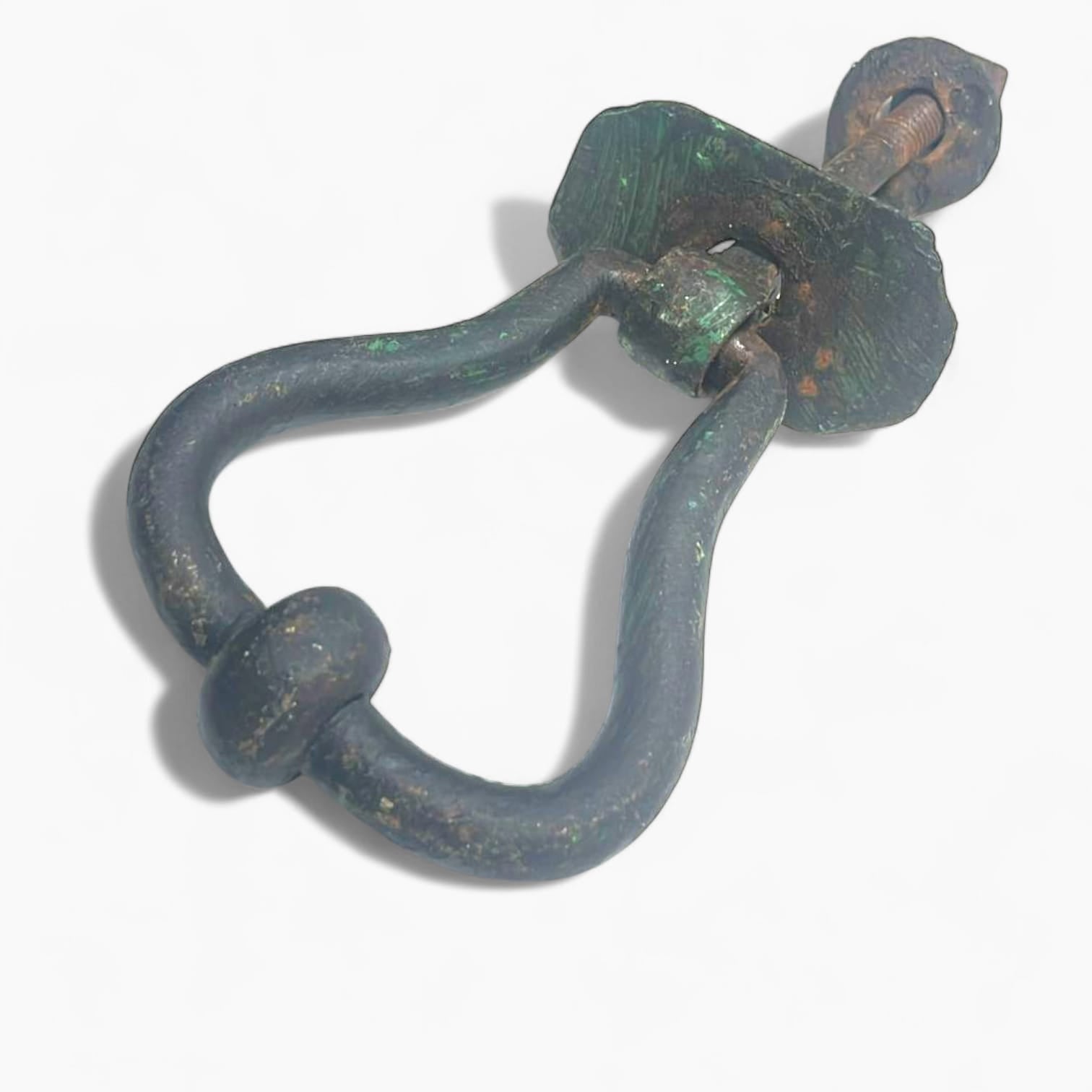 Vista lateral de la Albada – llamador de forja antiguo destacando su curvatura.