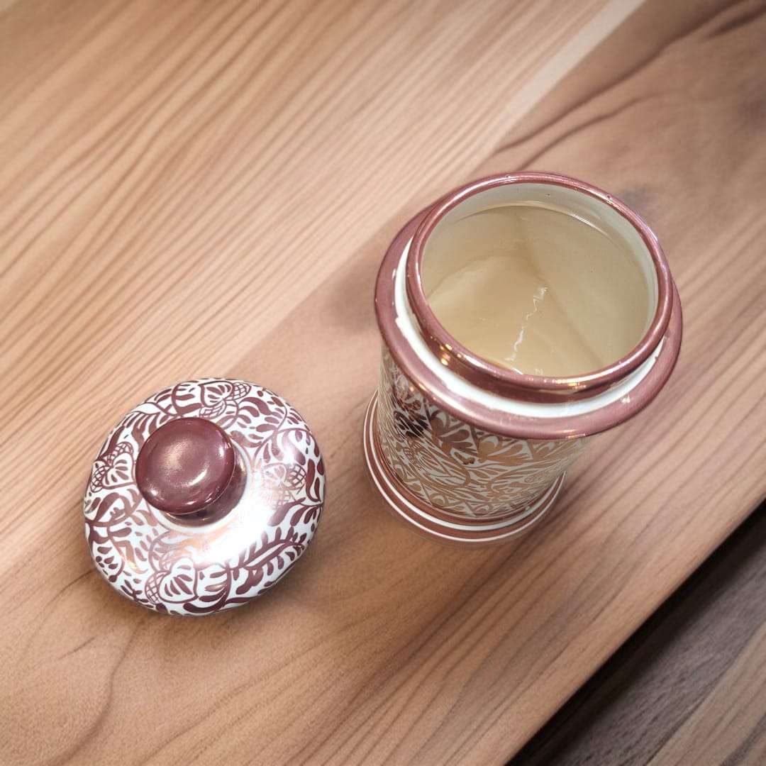 Detalle del interior del Albaredo de Manises con tapa decorada a un lado. Cerámica de Manises para uso decorativo o funcional.